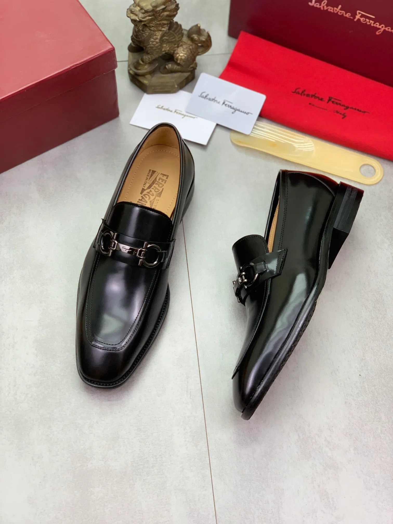 Men's men's shoes💰P460💰[New model]🆘 Water-dyed cow lining [Ferragamo] Ferragamo's latest men's over-the-foot business leather shoes🇨🇳Official website original 1:1 molding💯The first layer is made of Italian imported calfskin➕Luxurious genuine cowhide lining, soft and comfortable🌴High-end atmosphere, the first choice for high-grade men🍍38-45 Black Brown🉑️Select